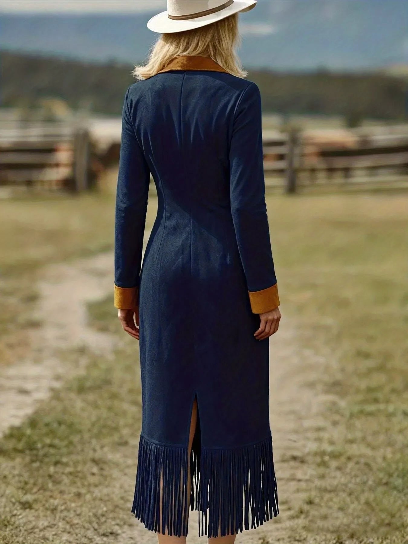 Vestido ajustado con flecos y cremallera frontal