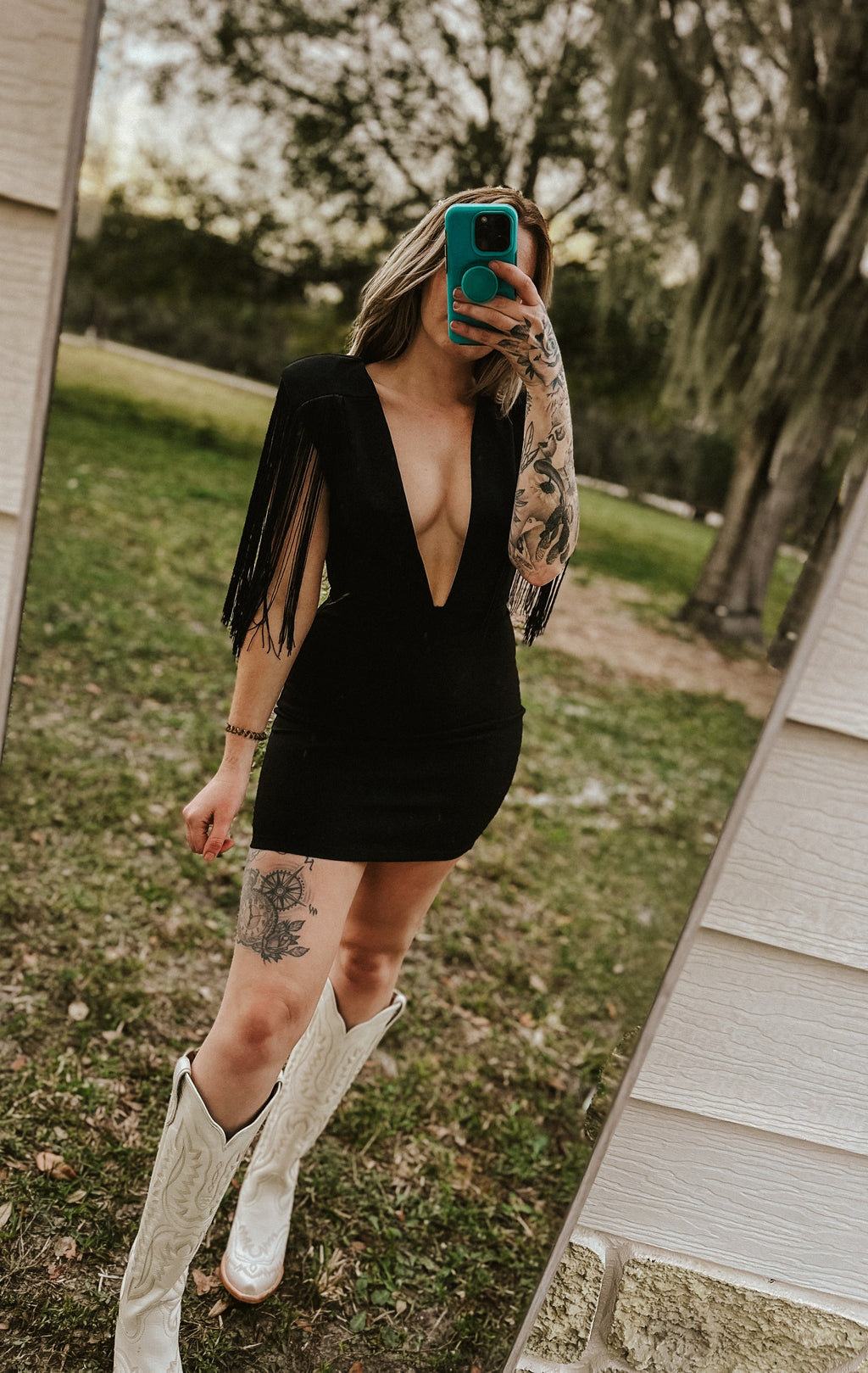 Dallas 的流蘇深領迷你洋裝