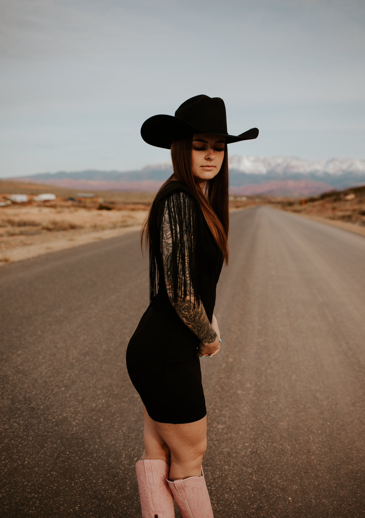 Dallas 的流蘇深領迷你洋裝