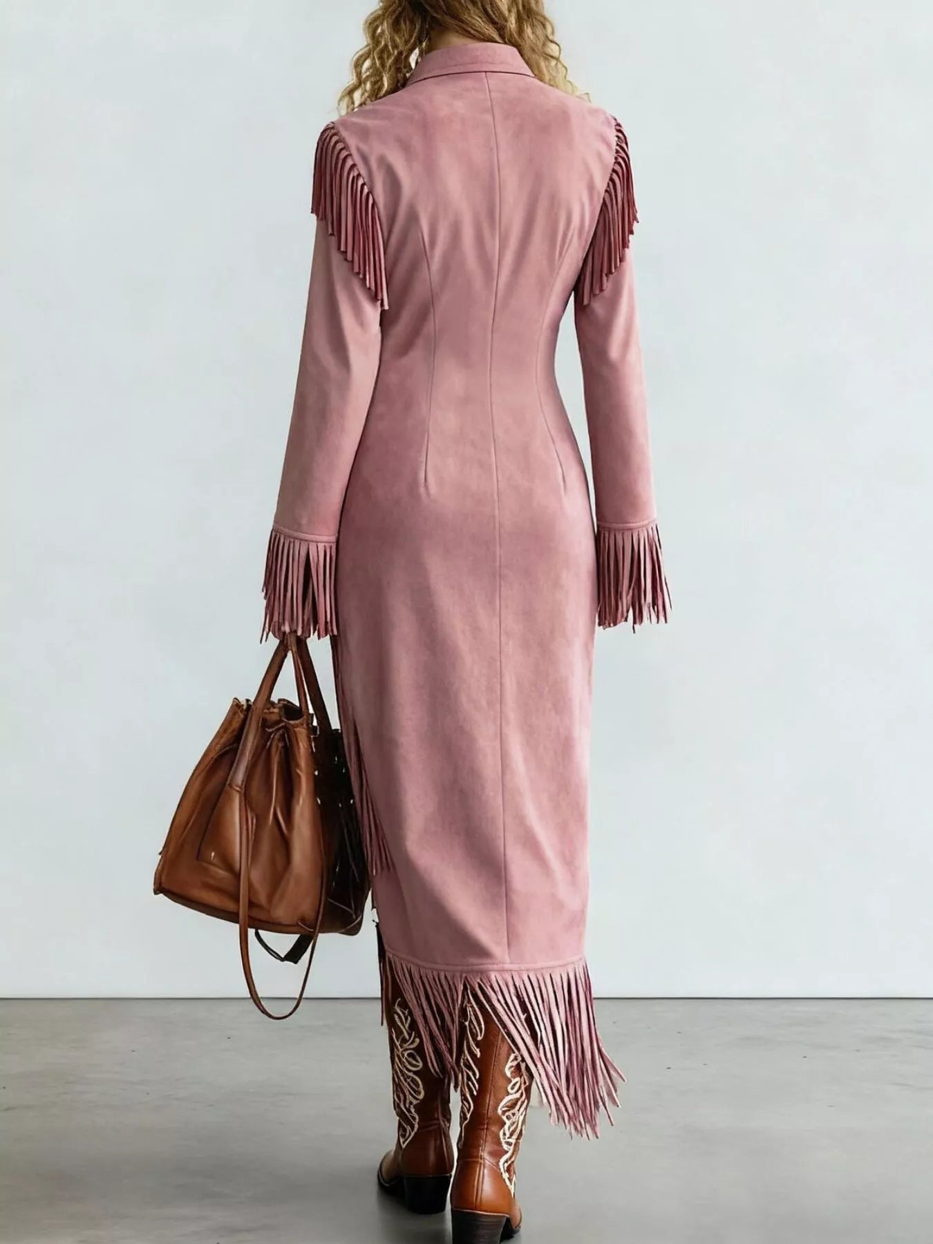 Vestido de ante con flecos y aberturas